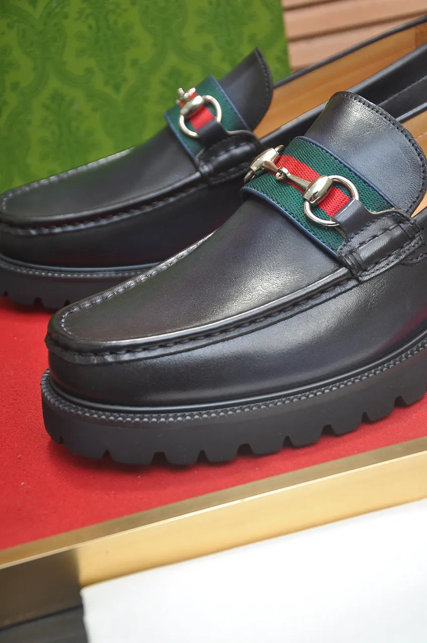 Men's shoes💰560💶Italy's top luxury men's shoe giant (GUCCI) (Gucci) (full cowhide lining) new arrival🍃Original European style🔰 Pleasant to the eye😍In order to make the shoes more durable and non-deformable🌀The production continues to follow traditional methods but there is still no lack of innovation💪Choose original sheepskin for the leather♻️ Smooth and natural And extra bright ⭐Made of imported cowhide, the first choice of rich people 38-45 (45 customized)
